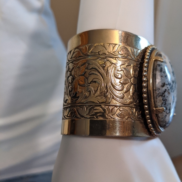 Vintage cuff bracelet w/medalian - Picture 3 of 9